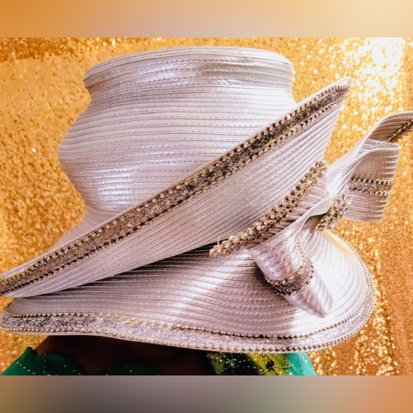 Beautiful Silver Fascinator Hat - Picture 4 of 4